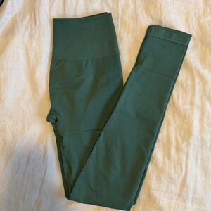 Alphalete Seamless High-Waisted Scrunch Ivy Leggings